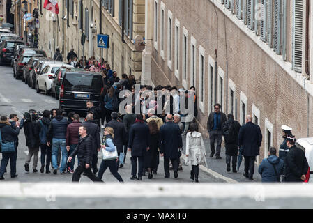 Rom, Italien. 04 Apr, 2018. Der Präsident der italienischen Abgeordnetenkammer und Fünf-Sterne-Bewegung Mitglied Roberto Fico Wanderungen vom Quirinal Palast, der Residenz des Präsidenten der Republik Sergio Mattarella, am ersten Tag der politischen Gespräche in Italien die neue Regierung, Rom, Italien, 4. April 2018 zu bilden. Quelle: Andrea Ronchini/Pacific Press/Alamy leben Nachrichten Stockfoto