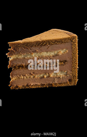 Stück leckeren Schokoladenkuchen mit Schokoladencreme. Über schwarzen Hintergrund isoliert Stockfoto