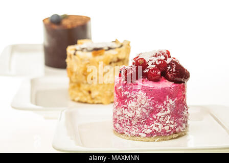 Himbeer Creme Mousse Cake mit Beeren auf Süßigkeiten Hintergrund Stockfoto