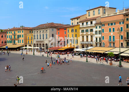 Verona, Venetien/Italien - 2011/12/06: Verona historisches Stadtzentrum - Piazza Bra Platz mit umliegenden historischen Wohnhäuser Stockfoto