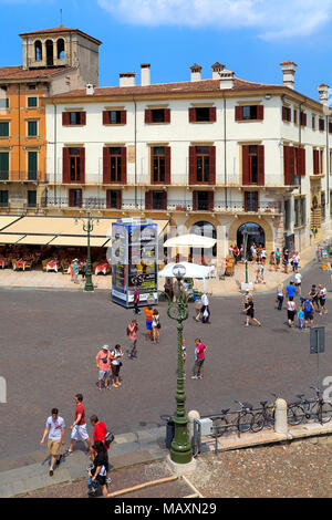 Verona, Venetien/Italien - 2011/12/06: Verona historisches Stadtzentrum - Piazza Bra Platz mit umliegenden historischen Wohnhäuser Stockfoto