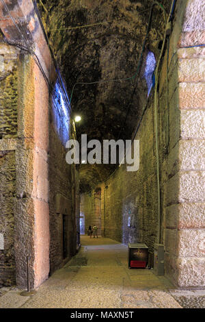 Verona, Venetien/Italien - 2011/12/06: Verona historisches Stadtzentrum - antike römische Arena, Amphitheater unterirdische Tunnel und Mauern mit Bögen Stockfoto