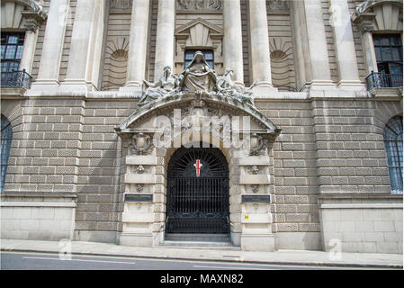 Kraft und Wahrheit flankierende eine Aufzeichnung Engel von Frederick William Pomeroy, Old Bailey, London, UK Stockfoto