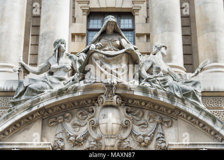 Kraft und Wahrheit flankierende eine Aufzeichnung Engel von Frederick William Pomeroy, Old Bailey, London, UK Stockfoto