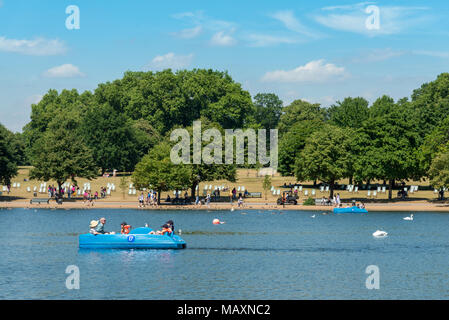 Tretboote auf dem Serpentine, Hyde Park, London, UK Stockfoto