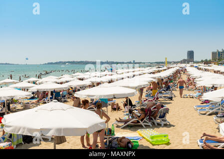 Sonnenschirme am Sonnenstrand, Bulgarien Stockfoto