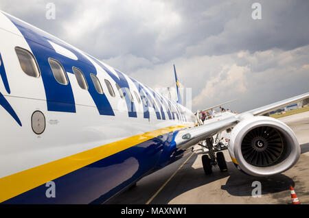 Ryanair Flugzeug auf der Rollbahn, während die Fluggäste, Großbritannien Stockfoto