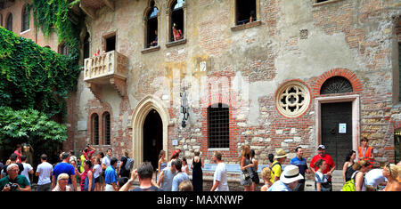 Verona, Venetien/Italien - 2011/12/06: Verona historisches Stadtzentrum - Julia Capuleti Haus, Casa di Giulietta an der Via Cappello Straße Stockfoto