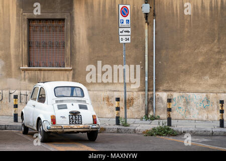 Einen alten weißen Fiat 500 L in den Straßen von Palermo auf Sizilien geparkt Neben einem Abschleppen zone unterzeichnen. Stockfoto