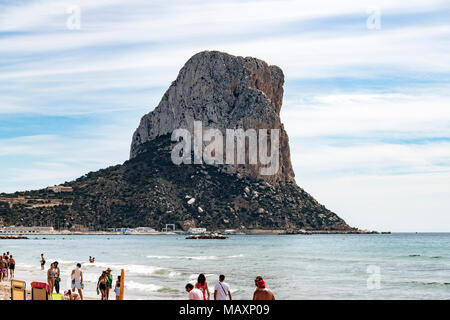 Peñón de Ifach (Calpe, Moraira, Alicante, Spanien) mit den Leuten am Strand Stockfoto