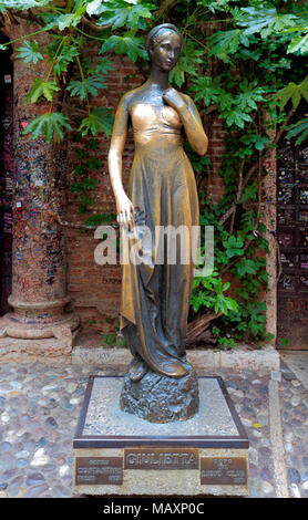 Verona, Venetien/Italien - 2011/12/06: Verona historisches Stadtzentrum - Julia Capuleti Statue in von der Casa di Giulietta Haus an der Via Cappello st Stockfoto