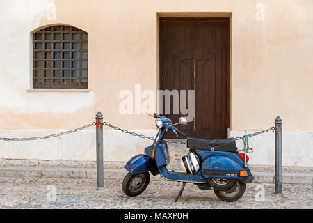 Eine blaue Vespa PX 150 E Roller auf den Straßen von Cefalu in Sizilien, Italien. Stockfoto