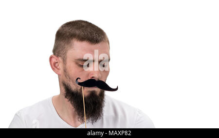 Portrait von zuversichtlich Schöne gerissen Männer mit falschen schwarzen Schnurrbart auf weißem Hintergrund. Mit kopieren. Stockfoto