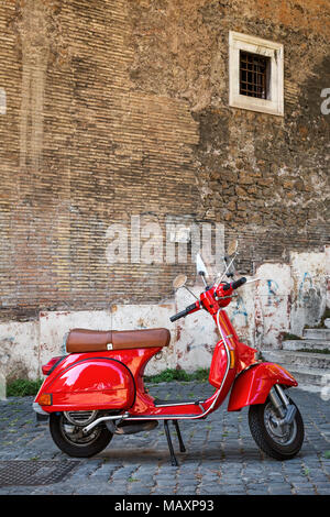 Ein modernes rotes Vespa Roller auf einer gepflasterten Straße im Stadtteil Trastevere region Rom, Italien geparkt. Stockfoto