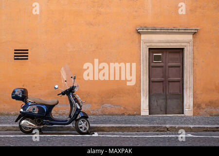 Eine moderne Vespa Roller auf einer Straße in Rom, Italien, geparkt. Stockfoto