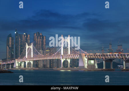 Gwangan Brücke mit Busan Stadt im Hintergrund bei Busan, Südkorea. Stockfoto