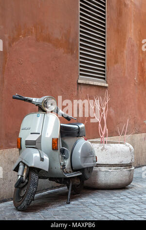 Ein klassisches Grau Vespa Roller in den Gassen von Rom, Italien geparkt. Stockfoto