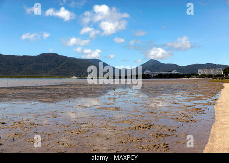 Blick auf Trinity Bay, Blick auf den Yachthafen von Cairns, Queensland, Australien Stockfoto