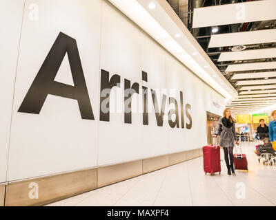 Ankünfte am Flughafen Heathrow Terminal 4, London, UK Stockfoto