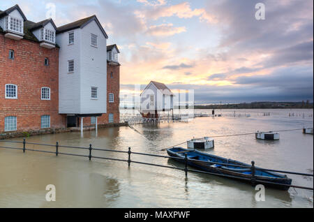 Tewkesbury. 4 Apr, 2018. UK Wetter: Die Alte Mühle in Tewkesbury mit den Fluss Avon in schwere Überschwemmungen im April 2018. Foto: Simon Crumpton/Alamy leben Nachrichten Stockfoto