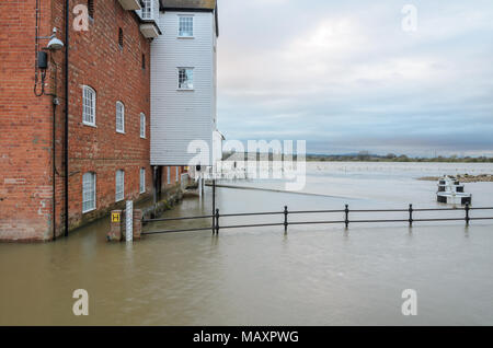 Tewkesbury. 4 Apr, 2018. UK Wetter: Die Alte Mühle in Tewkesbury mit den Fluss Avon in schwere Überschwemmungen im April 2018. Foto: Simon Crumpton/Alamy leben Nachrichten Stockfoto