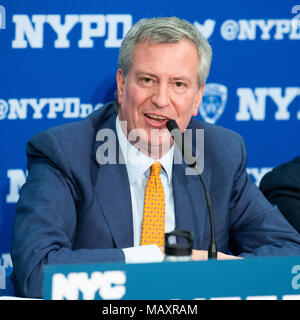 New York City, USA. 4. April 2018. New York City Bürgermeister Bill De Blasio eine Pressekonferenz über die Kriminalität Statistik am 24 Polizeidirektion auf der Upper West Side von Manhattan. Credit: SOPA Images Limited/Alamy leben Nachrichten Stockfoto