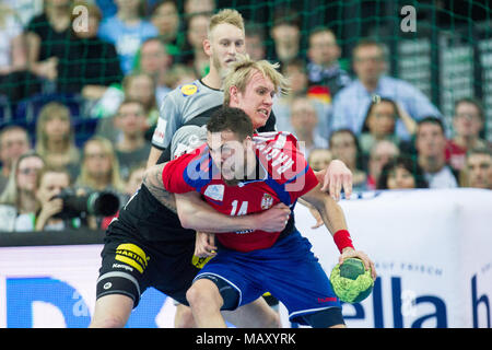 Marian MICHALCZIK (li., GER) versus Bogdan Radivojevic (SRB), Aktion, Duellen, Handball Laenderspiel der Maenner, Freundschaftsspiel, Deutschland (GER) - Serbien (SRB) 26:19, Leipzig/Deutschland, 04.04.2018. | Verwendung weltweit Stockfoto