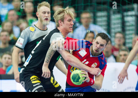 Marian MICHALCZIK (li., GER) versus Bogdan Radivojevic (SRB), Aktion, Duellen, Handball Laenderspiel der Maenner, Freundschaftsspiel, Deutschland (GER) - Serbien (SRB) 26:19, Leipzig/Deutschland, 04.04.2018. | Verwendung weltweit Stockfoto