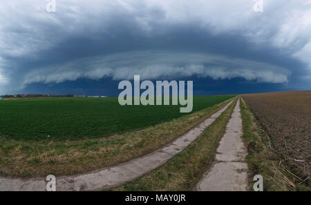 04 April 2018, Deutschland, Halle: Dunkle Wolken bewegen Sie den Cursor über ein Feld. Ein Gewitter in der Region hat der Wind mit 100 km/h an bestimmten Orten gehen. Foto: Jens Uhlig/dpa-Zentralbild/dpa Stockfoto