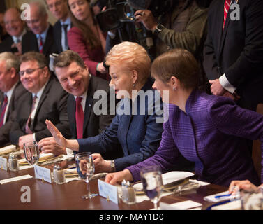 Washington, USA. 03 Apr, 2018. Dalia Grybauskaite, Präsident von Litauen (2. R) beteiligt sich an einem Treffen mit Kersti Kaljulaid (R), Präsident von Estland und Präsidentin Raimonds VEJONIS Lettlands im Weißen Haus in Washington, DC, 3. April 2018. - Keine LEITUNG SERVICE-Credit: Chris Kleponis/Konsolidierte/dpa/Alamy leben Nachrichten Stockfoto