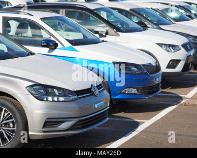 Sheerness, Kent, Großbritannien. 5. April 2018. UK Car Sales: Tausende von neuen Autos sind auf Sheerness Docks nach in das Vereinigte Königreich importiert werden gespeichert. Es ist heute berichtet, dass die neuwagenverkäufe haben vor kurzem stürzte, insbesondere Diesel. Greenpeace gezielte Diesel Auto Importe an Sheerness mit ihren 'Ditch Diesel"-Kampagne im September 2017. Credit: James Bell/Alamy leben Nachrichten Stockfoto