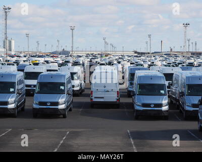 Sheerness, Kent, Großbritannien. 5. April 2018. UK Car Sales: Tausende von neuen Autos sind auf Sheerness Docks nach in das Vereinigte Königreich importiert werden gespeichert. Es ist heute berichtet, dass die neuwagenverkäufe haben vor kurzem stürzte, insbesondere Diesel. Greenpeace gezielte Diesel Auto Importe an Sheerness mit ihren 'Ditch Diesel"-Kampagne im September 2017. Credit: James Bell/Alamy leben Nachrichten Stockfoto