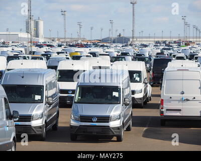 Sheerness, Kent, Großbritannien. 5. April 2018. UK Car Sales: Tausende von neuen Autos sind auf Sheerness Docks nach in das Vereinigte Königreich importiert werden gespeichert. Es ist heute berichtet, dass die neuwagenverkäufe haben vor kurzem stürzte, insbesondere Diesel. Greenpeace gezielte Diesel Auto Importe an Sheerness mit ihren 'Ditch Diesel"-Kampagne im September 2017. Credit: James Bell/Alamy leben Nachrichten Stockfoto