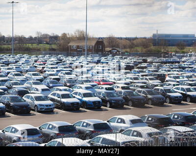 Sheerness, Kent, Großbritannien. 5. April 2018. UK Car Sales: Tausende von neuen Autos sind auf Sheerness Docks nach in das Vereinigte Königreich importiert werden gespeichert. Es ist heute berichtet, dass die neuwagenverkäufe haben vor kurzem stürzte, insbesondere Diesel. Greenpeace gezielte Diesel Auto Importe an Sheerness mit ihren 'Ditch Diesel"-Kampagne im September 2017. Credit: James Bell/Alamy leben Nachrichten Stockfoto