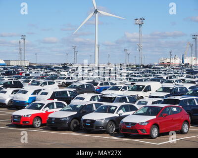 Sheerness, Kent, Großbritannien. 5. April 2018. UK Car Sales: Tausende von neuen Autos sind auf Sheerness Docks nach in das Vereinigte Königreich importiert werden gespeichert. Es ist heute berichtet, dass die neuwagenverkäufe haben vor kurzem stürzte, insbesondere Diesel. Greenpeace gezielte Diesel Auto Importe an Sheerness mit ihren 'Ditch Diesel"-Kampagne im September 2017. Credit: James Bell/Alamy leben Nachrichten Stockfoto