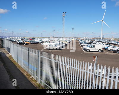 Sheerness, Kent, Großbritannien. 5. April 2018. UK Car Sales: Tausende von neuen Autos sind auf Sheerness Docks nach in das Vereinigte Königreich importiert werden gespeichert. Es ist heute berichtet, dass die neuwagenverkäufe haben vor kurzem stürzte, insbesondere Diesel. Greenpeace gezielte Diesel Auto Importe an Sheerness mit ihren 'Ditch Diesel"-Kampagne im September 2017. Credit: James Bell/Alamy leben Nachrichten Stockfoto