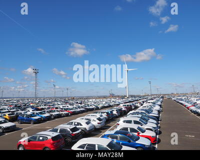 Sheerness, Kent, Großbritannien. 5. April 2018. UK Car Sales: Tausende von neuen Autos sind auf Sheerness Docks nach in das Vereinigte Königreich importiert werden gespeichert. Es ist heute berichtet, dass die neuwagenverkäufe haben vor kurzem stürzte, insbesondere Diesel. Greenpeace gezielte Diesel Auto Importe an Sheerness mit ihren 'Ditch Diesel"-Kampagne im September 2017. Credit: James Bell/Alamy leben Nachrichten Stockfoto