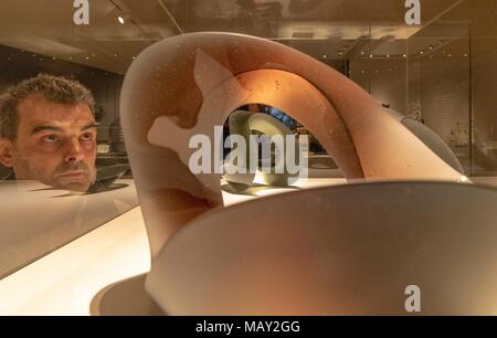 Edinburgh, Großbritannien. 5. April 2018. Eine neue Ausstellung im Nationalmuseum von Schottland läuft vom 6. April 2018 bis 16. September 2018 untersucht die vielfältigen Arbeiten von 15 etablierte und neue Glas Künstler in Großbritannien heute. Credit: Rich Dyson/Alamy leben Nachrichten Stockfoto