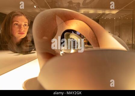 Edinburgh, Großbritannien. 5. April 2018. Eine neue Ausstellung im Nationalmuseum von Schottland läuft vom 6. April 2018 bis 16. September 2018 untersucht die vielfältigen Arbeiten von 15 etablierte und neue Glas Künstler in Großbritannien heute. Credit: Rich Dyson/Alamy leben Nachrichten Stockfoto