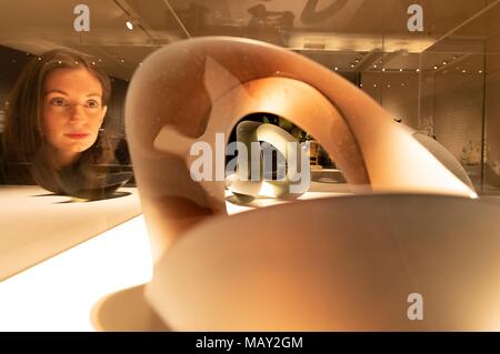 Edinburgh, Großbritannien. 5. April 2018. Eine neue Ausstellung im Nationalmuseum von Schottland läuft vom 6. April 2018 bis 16. September 2018 untersucht die vielfältigen Arbeiten von 15 etablierte und neue Glas Künstler in Großbritannien heute. Credit: Rich Dyson/Alamy leben Nachrichten Stockfoto