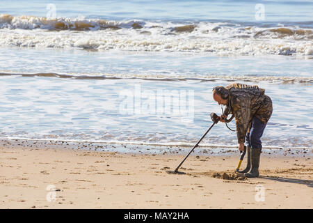 Bournemouth, Dorset, Großbritannien. 5. April 2018. Treasure Hunter auf der suche nach vergrabenen Schätze am Strand An einem warmen sonnigen Tag. Credit: Carolyn Jenkins/Alamy leben Nachrichten Stockfoto