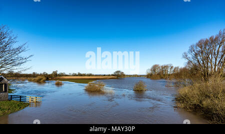 Malton, North Yorkshire, UK. 5. April 2018. Große Überschwemmungen wie der Fluss Roggen platzt es Banken in Howe Brücke in der Nähe von Malton, North Yorkshire Credit: Richard Burdon/Alamy leben Nachrichten Stockfoto