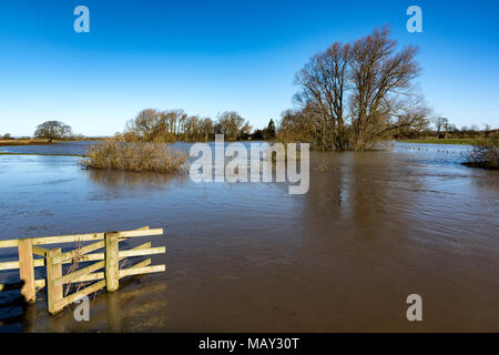 Malton, North Yorkshire, UK. 5. April 2018. Große Überschwemmungen wie der Fluss Roggen platzt es Banken in Howe Brücke in der Nähe von Malton, North Yorkshire Credit: Richard Burdon/Alamy leben Nachrichten Stockfoto