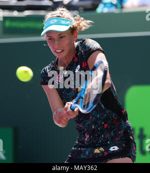 Key Biscayne, Florida, USA. 25 Mär, 2018. Elise Mertens von Belgien spielt eine Rückhand gegen Johanna Konta von Großbritannien bei Tag 8 der 2018 Miami öffnen, indem Itaú Professional Tennis Turnier präsentiert, die bei der crandon Park Tennis Center in Key Biscayne, Florida, USA gespielt. Mario Houben/CSM/Alamy leben Nachrichten Stockfoto