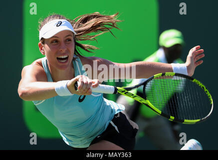 Key Biscayne, Florida, USA. 25 Mär, 2018. Johanna Konta Großbritannien spielt eine Vorhand gegen Elise Mertens Belgien während der Tag 8 Der 2018 Miami öffnen, indem Itaú Professional Tennis Turnier präsentiert, die bei der crandon Park Tennis Center in Key Biscayne, Florida, USA gespielt. Mario Houben/CSM/Alamy leben Nachrichten Stockfoto