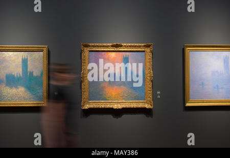 National Gallery, London, UK. 5. April 2018. Eine Ausstellung von mehr als 75 Werke von Monet's Karriere Suchen durch die Gebäude, die er gemalt. Der letzte Zeitpunkt, zu dem die britische eine ausschließlich Monet Ausstellung wurde vor fast 20 Jahren bewirtet, und nie durch seine Bilder von Architektur angesehen. Die Arbeiten umfassen die Positionen in der Normandie, Rouen, Paris, London und Venedig. Die Ausstellung läuft vom 9. April bis 29. Juli 2018. Credit: Malcolm Park/Alamy Leben Nachrichten. Stockfoto