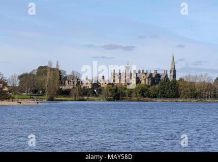 Lurgan Park, Nordirland. 05.April 2018. UK Wetter - nach einer schweren Nacht Frost, es war schöner Frühlingstag in Lurgan Park. Aber blauer Himmel und die Sonne verschwindet mit Cloud und anhaltender Regen Prognose für morgen (Freitag). Lurgan Park Lake und Brownlow House an einem schönen Frühlingstag. Quelle: David Hunter/Alamy Leben Nachrichten. Stockfoto