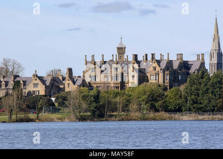 Lurgan Park, Nordirland. 05.April 2018. UK Wetter - nach einer schweren Nacht Frost, es war schöner Frühlingstag in Lurgan Park. Aber blauer Himmel und die Sonne verschwindet mit Cloud und anhaltender Regen Prognose für morgen (Freitag). Der See in Lurgan Park mit Brownlow Haus im Hintergrund. Quelle: David Hunter/Alamy Leben Nachrichten. Stockfoto