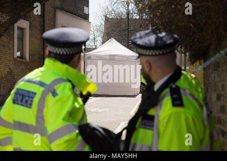 London UK, den 5. April 2018 eine Polizei zu der Szene, wo ein Mann, 20 Jahre alt, brach nach, tödlich in der vergangenen Nacht in der Nähe von Link Street, Hackney erstochen. Credit: Thabo Jaiyesimi/Alamy leben Nachrichten Stockfoto