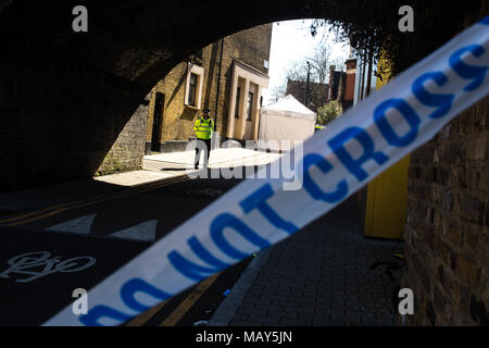 London UK, den 5. April 2018 Polizei zu der Szene, wo Israel Ogunsolaaged 20, nachdem er tödlich in der vergangenen Nacht in der Nähe von Link Street, Hackney erstochen zusammengebrochen. Credit: Thabo Jaiyesimi/Alamy leben Nachrichten Stockfoto